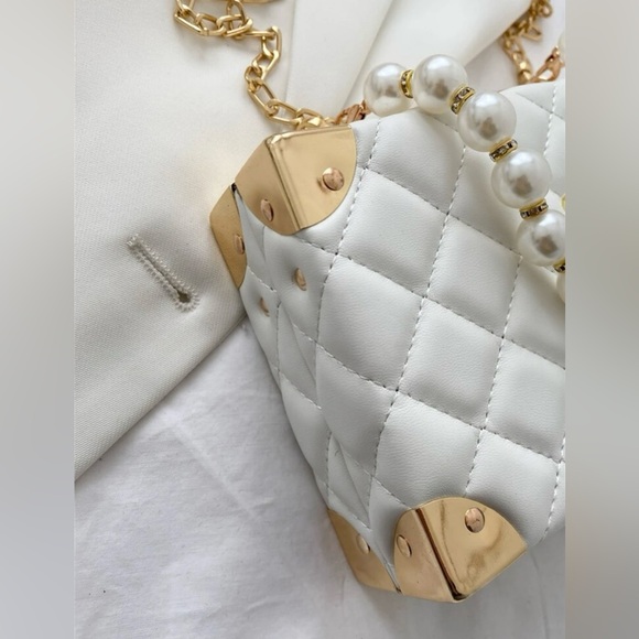 Quilted Pearl & Diamond Clasp
Handle Box Bag With Metal Chain - Picture 3 of 5